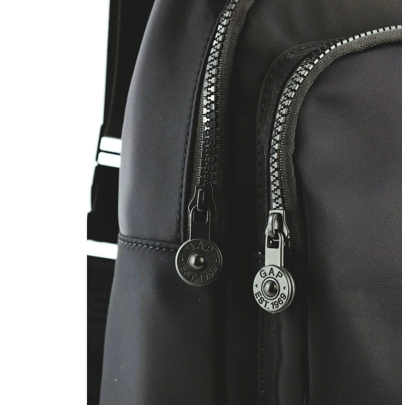 GAP Men's Nylon Sling Bag in Black