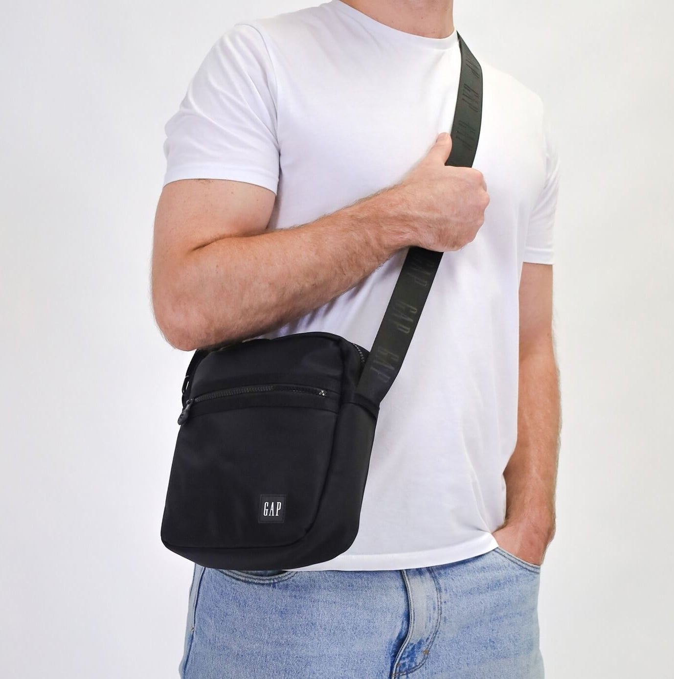 GAP Men’s Nylon Crossbody Classic Bag in Black