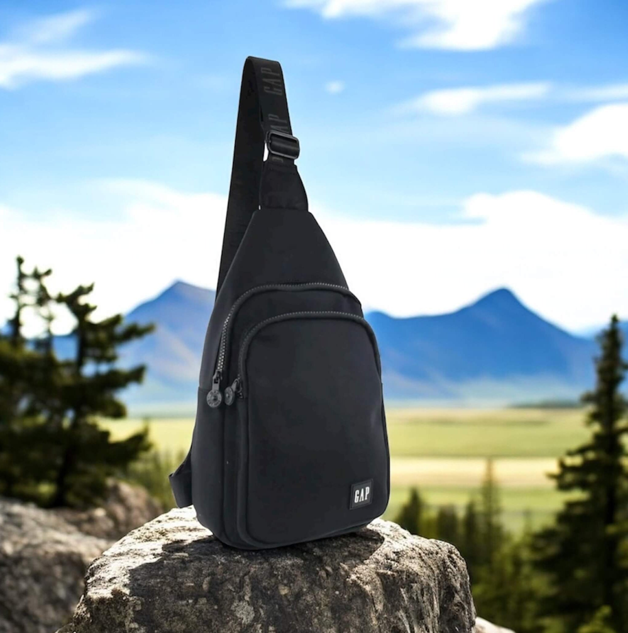 GAP Men's Nylon Sling Bag in Black