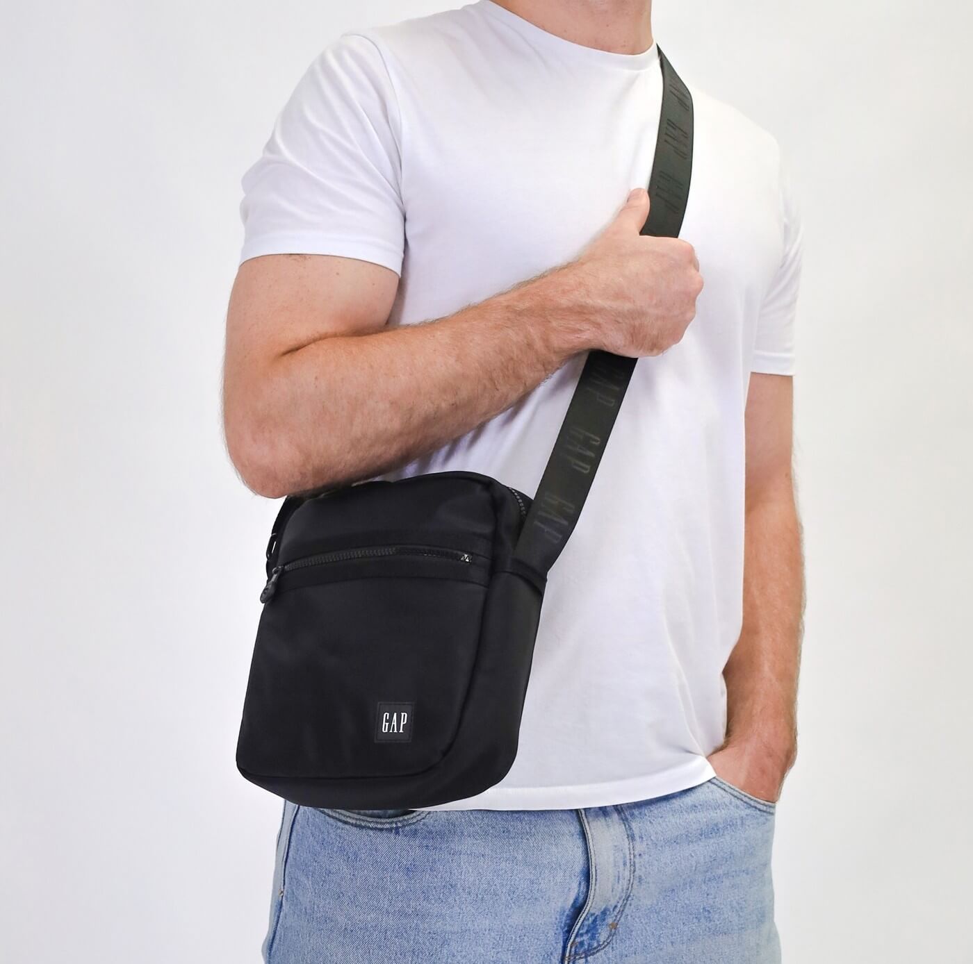 GAP Men’s RFID Nylon Crossbody Classic Bag in Black